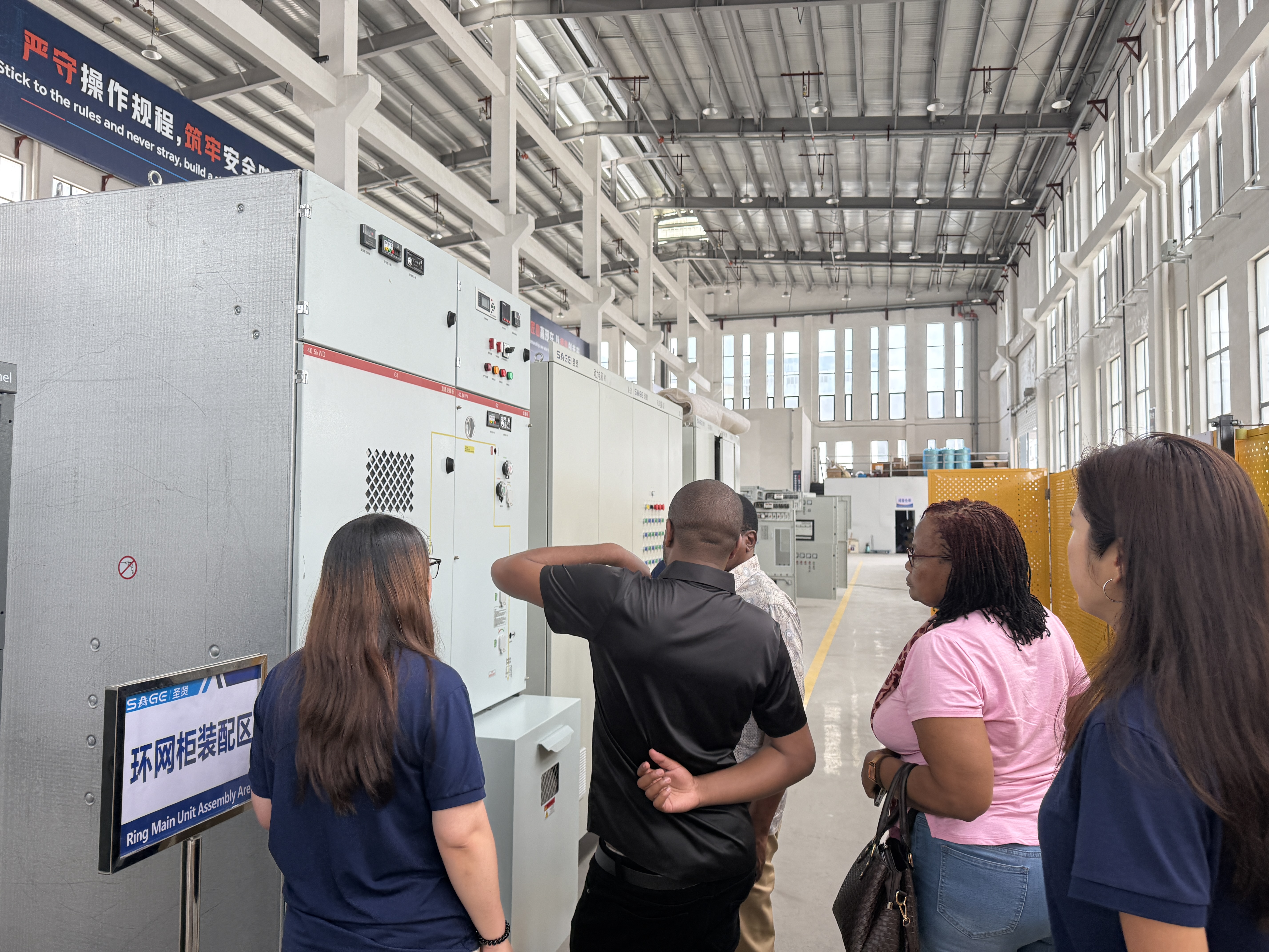 client visiting our factory.jpg